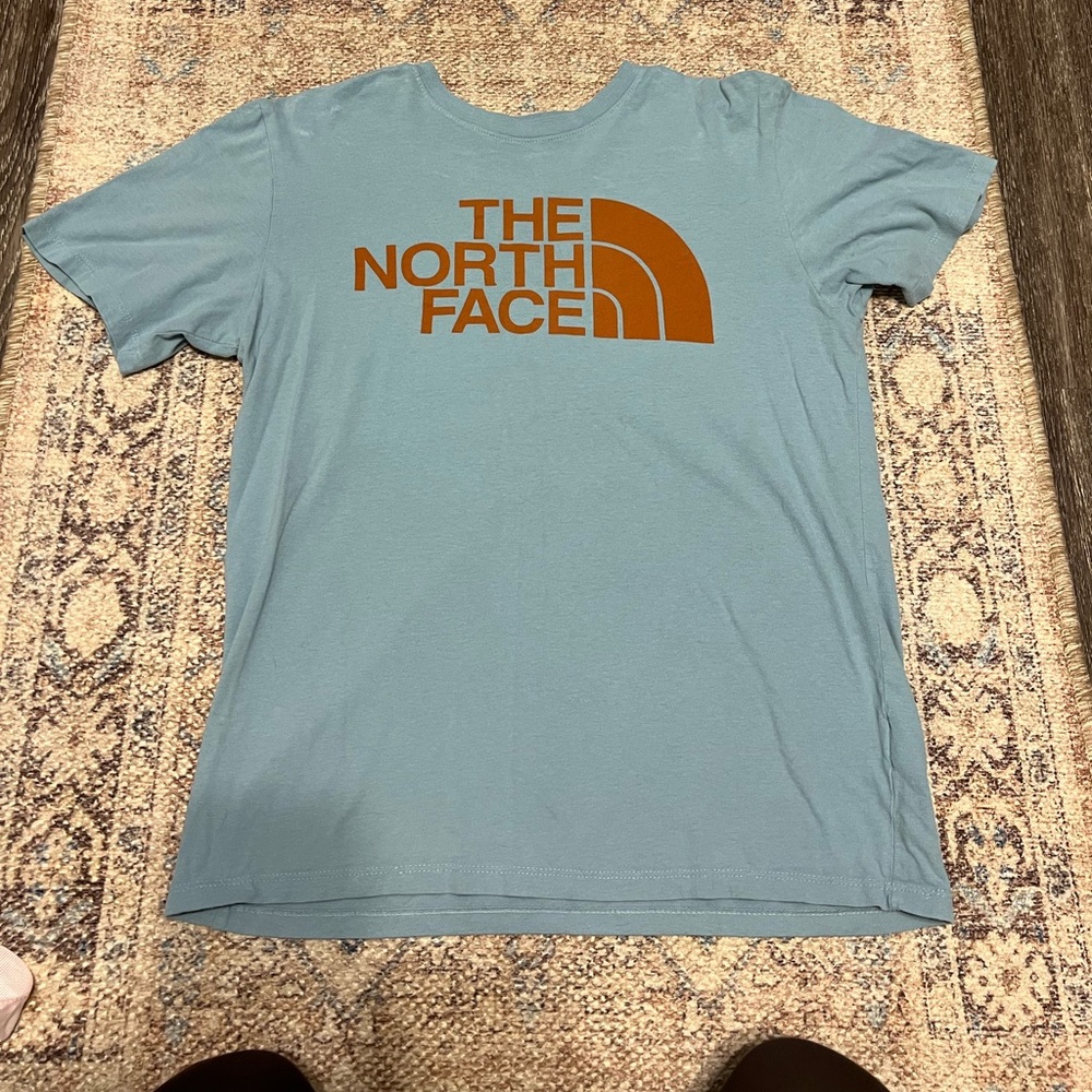 Small blue men’s North Face tshirt